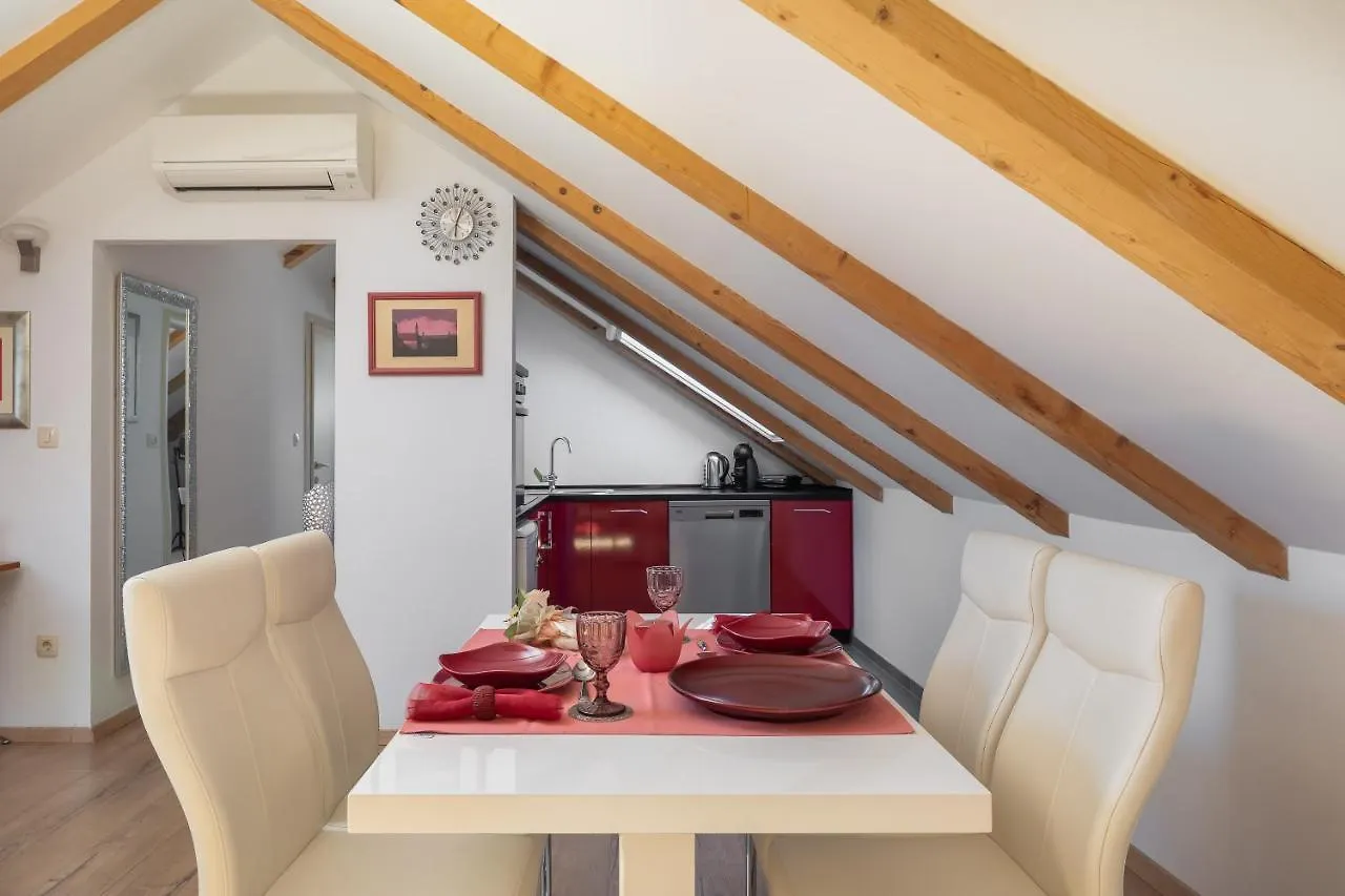 Romantic Attic Apartment 스플리트 0*,  크로아티아