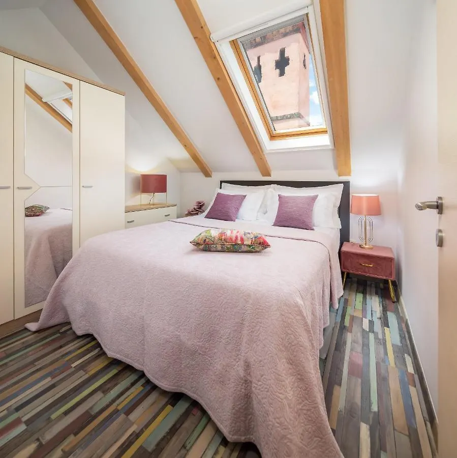 Romantic Attic Apartment 스플리트