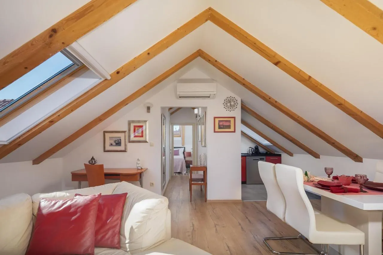 Romantic Attic Apartment 스플리트