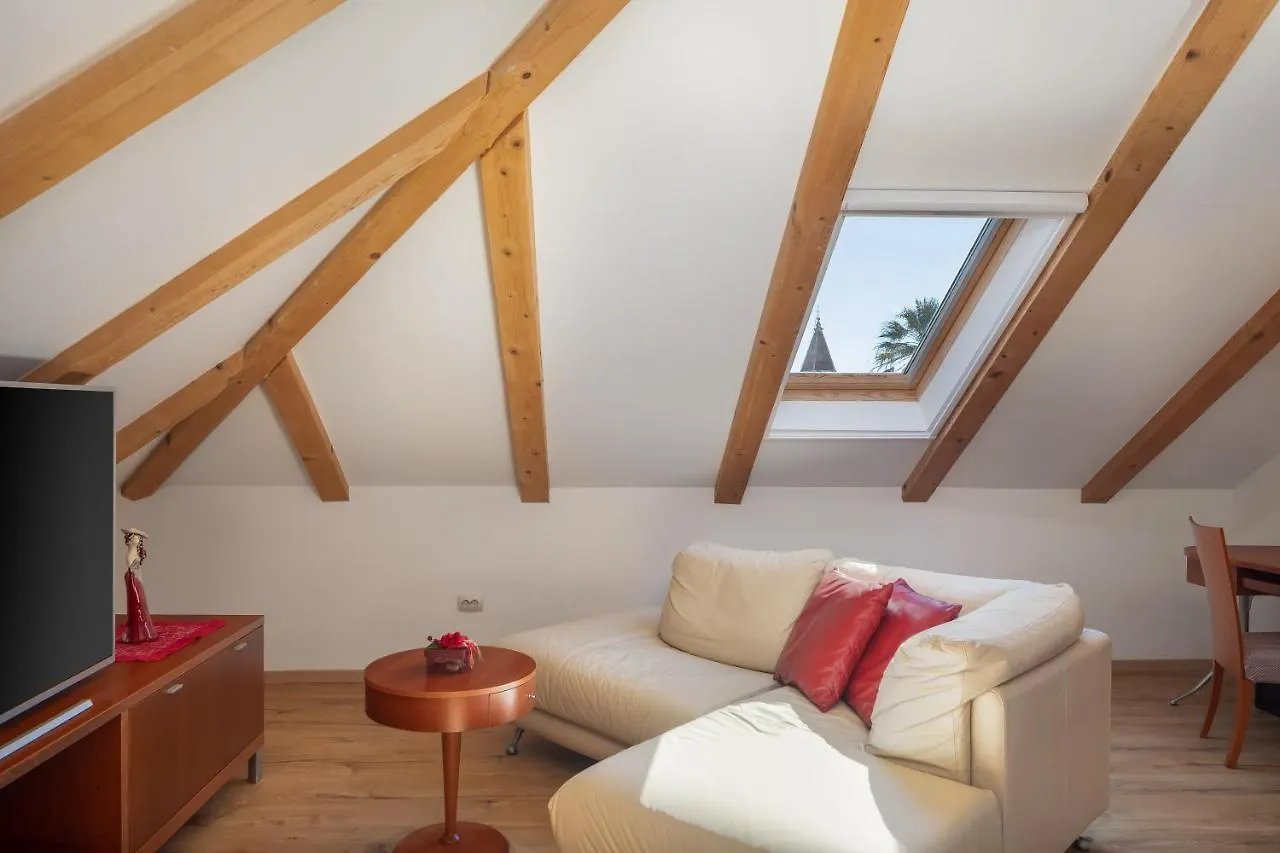 Romantic Attic Apartment Split 0*,