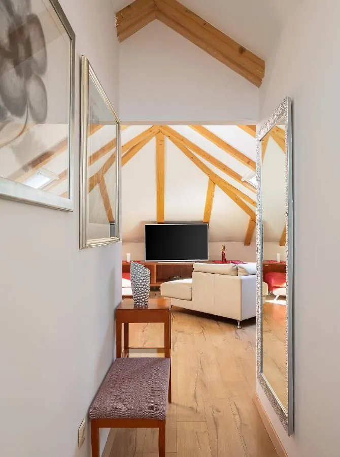 Romantic Attic Apartment 스플리트
