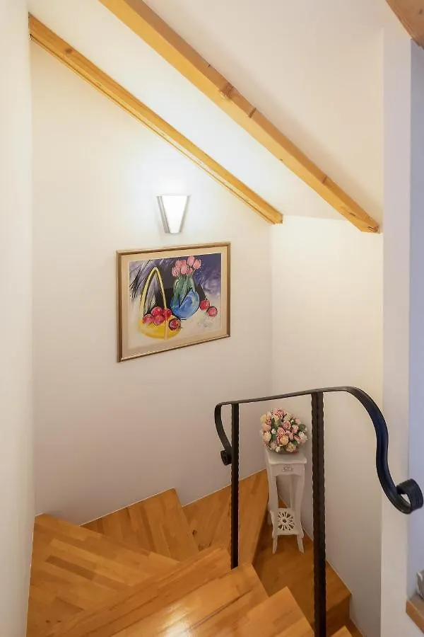 Romantic Attic Apartment 스플리트 0*,