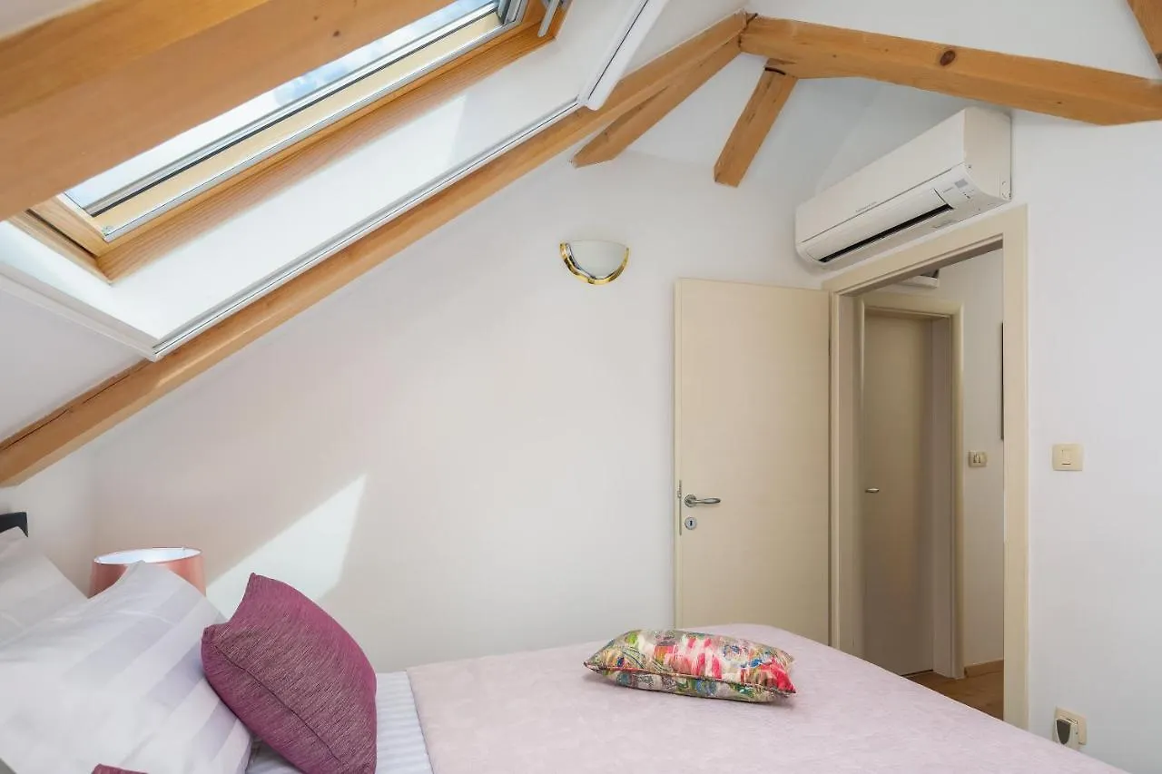 Romantic Attic Apartment 스플리트